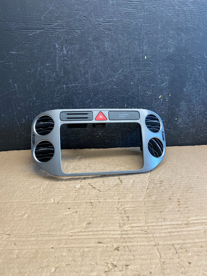 2009 2010 2011 Volkswagen Tiguan Center Dash Radio Bezel Trim AF2100 DW0