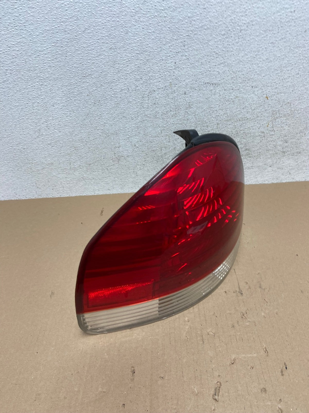 2005 to 2006 Hyundai Santa Fe Left Driver Side Tail Light AE7177 LK2