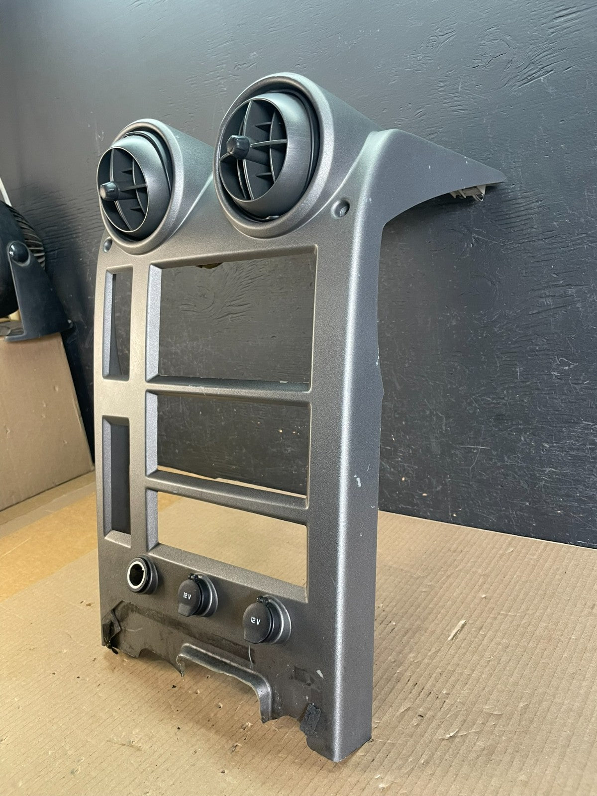 2003 to 2007 Hummer H2 Center Cosnole A/C Climate Control Radio Bezel ae3452 DG1