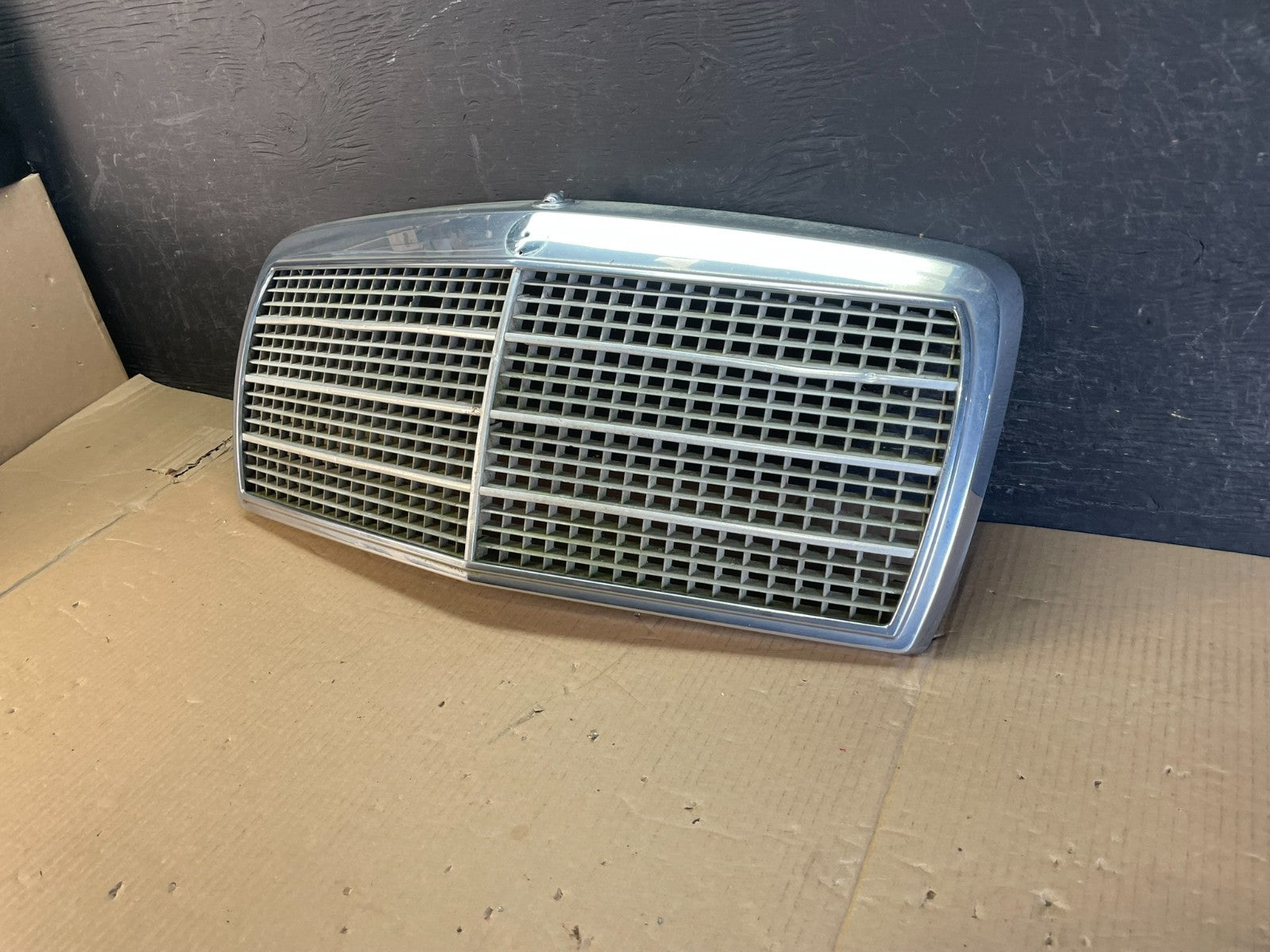 1981 to 1985 Mercedes-Benz W126 Front Grill Grille 1268800283 AE3596 PS2