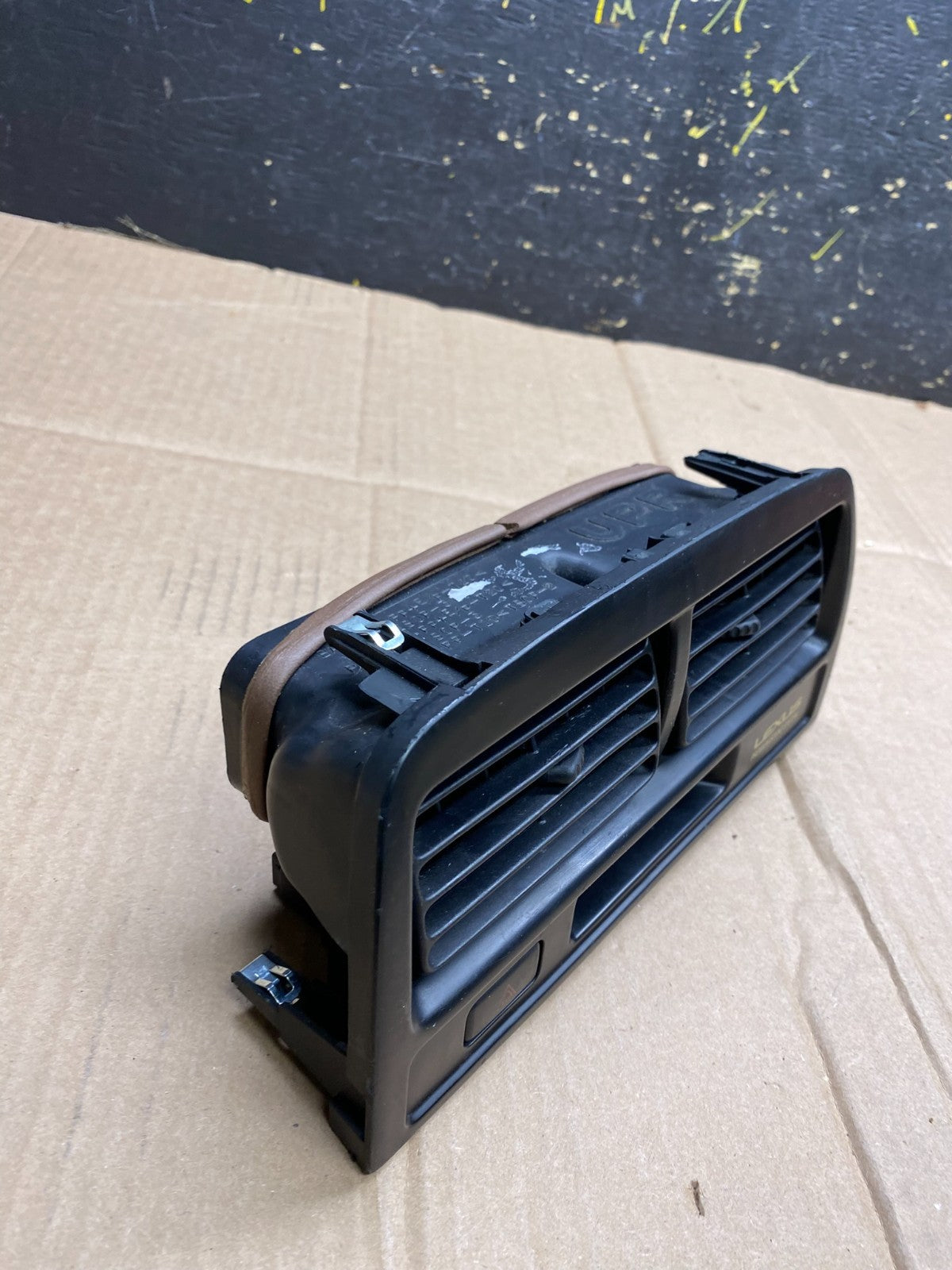 1997 to 2001 Lexus ES330 ES300 Front Center Side Air Vent AA4475 DG1
