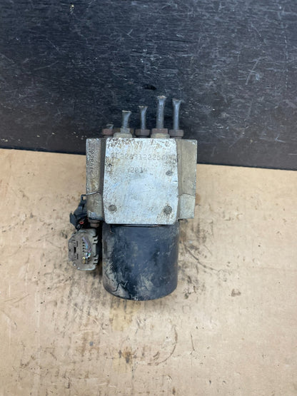 2004-2006 Chevrolet Express ABS Pump Control OEM 13567115 Module R4365 DG2
