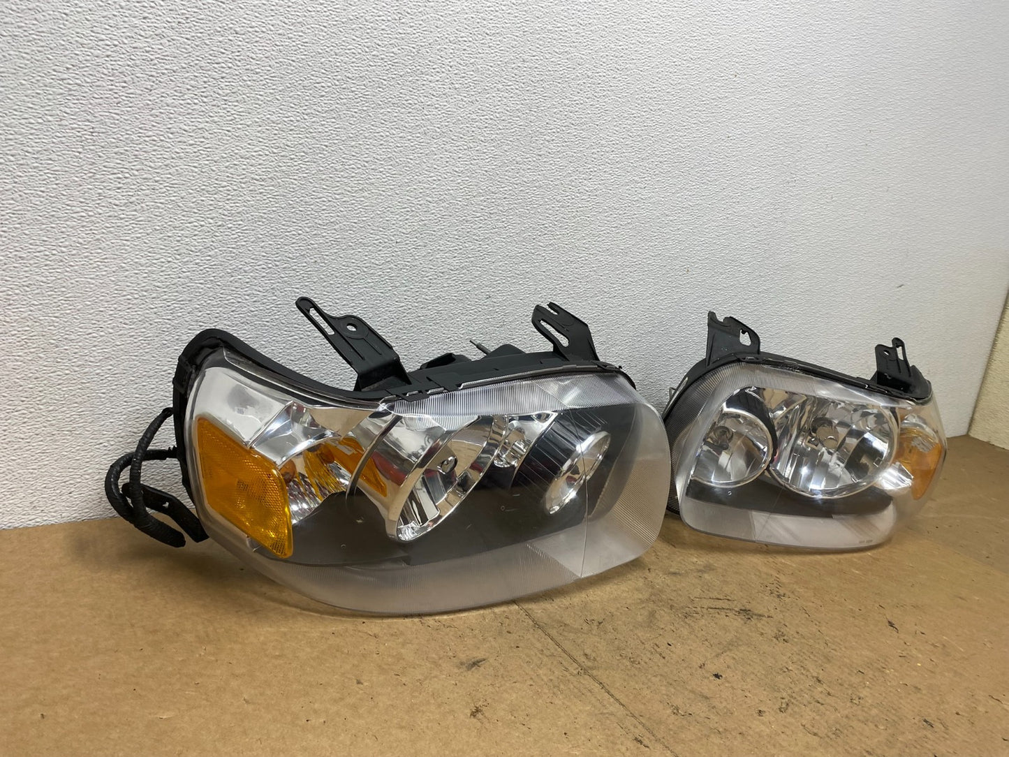 2005 - 2007 Ford Escape Headlights Left+Right Halogen AC3549 DW2