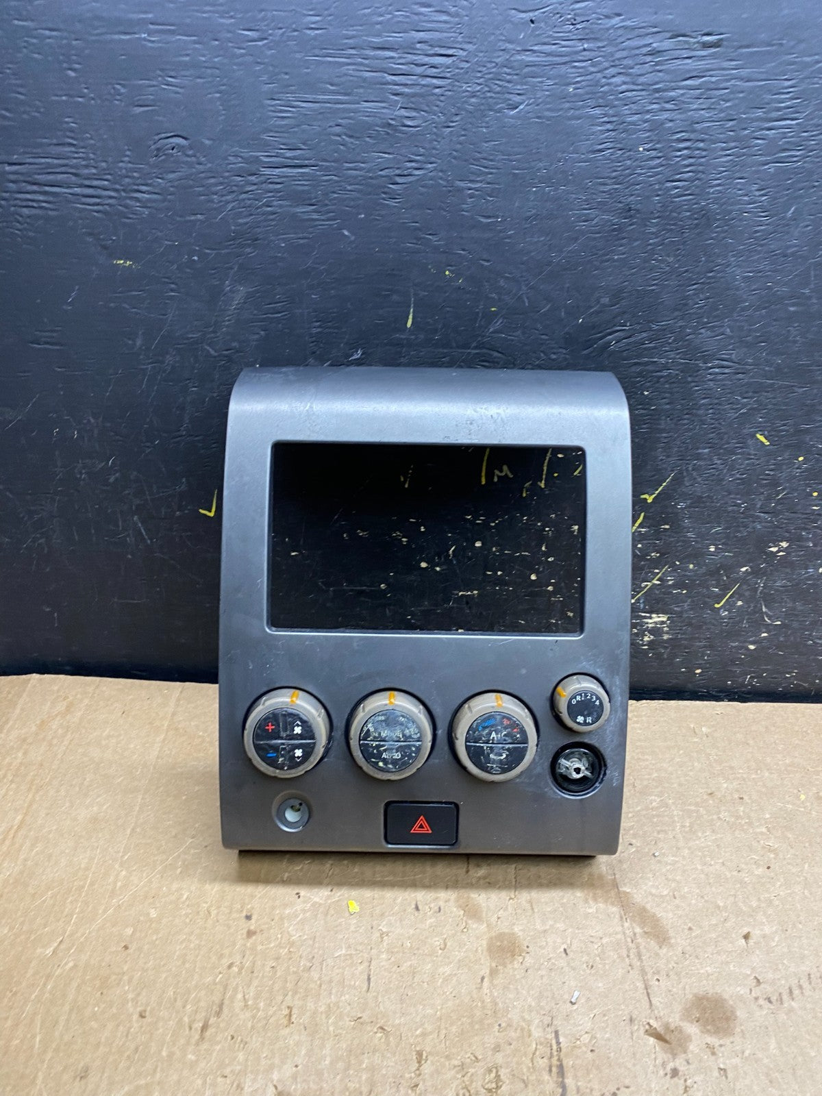 2004 - 2007 Nissan Titan Armada Radio r Climate Control Bezel Trim OEM z4520 DG0