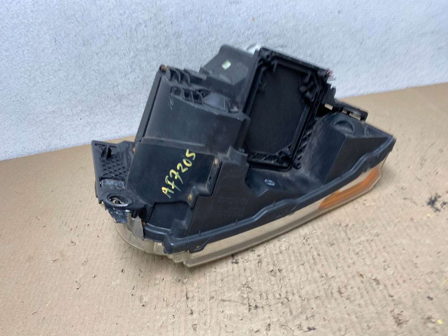2005 - 2009 Land Rover Lr3 Right Passenger Rh Side Halogen Headlight AF7205 DW6