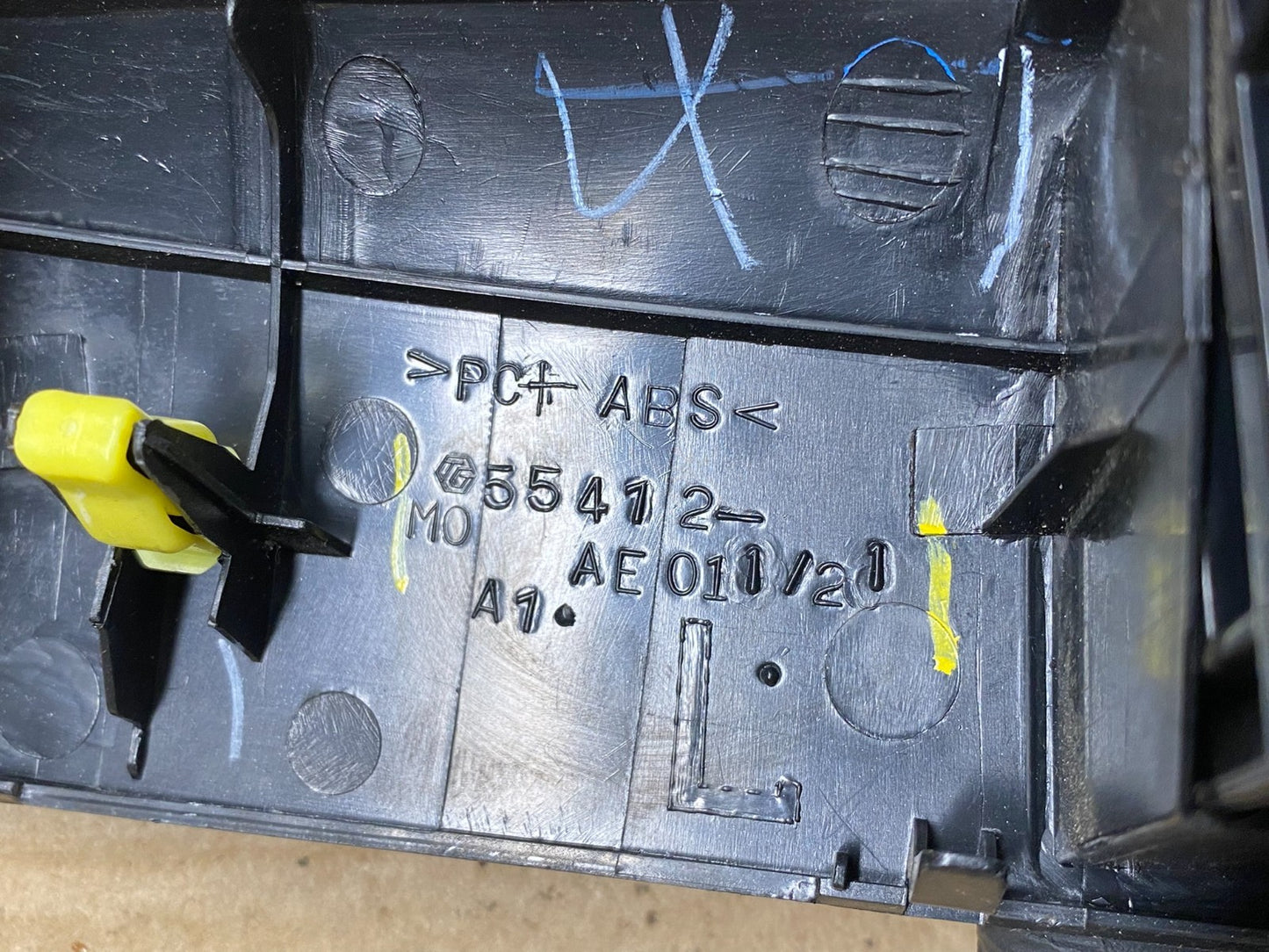 2004 to 2010 Toyota Sienna Left Side Climate Switches Bezel Trim OEM X1982 DG5