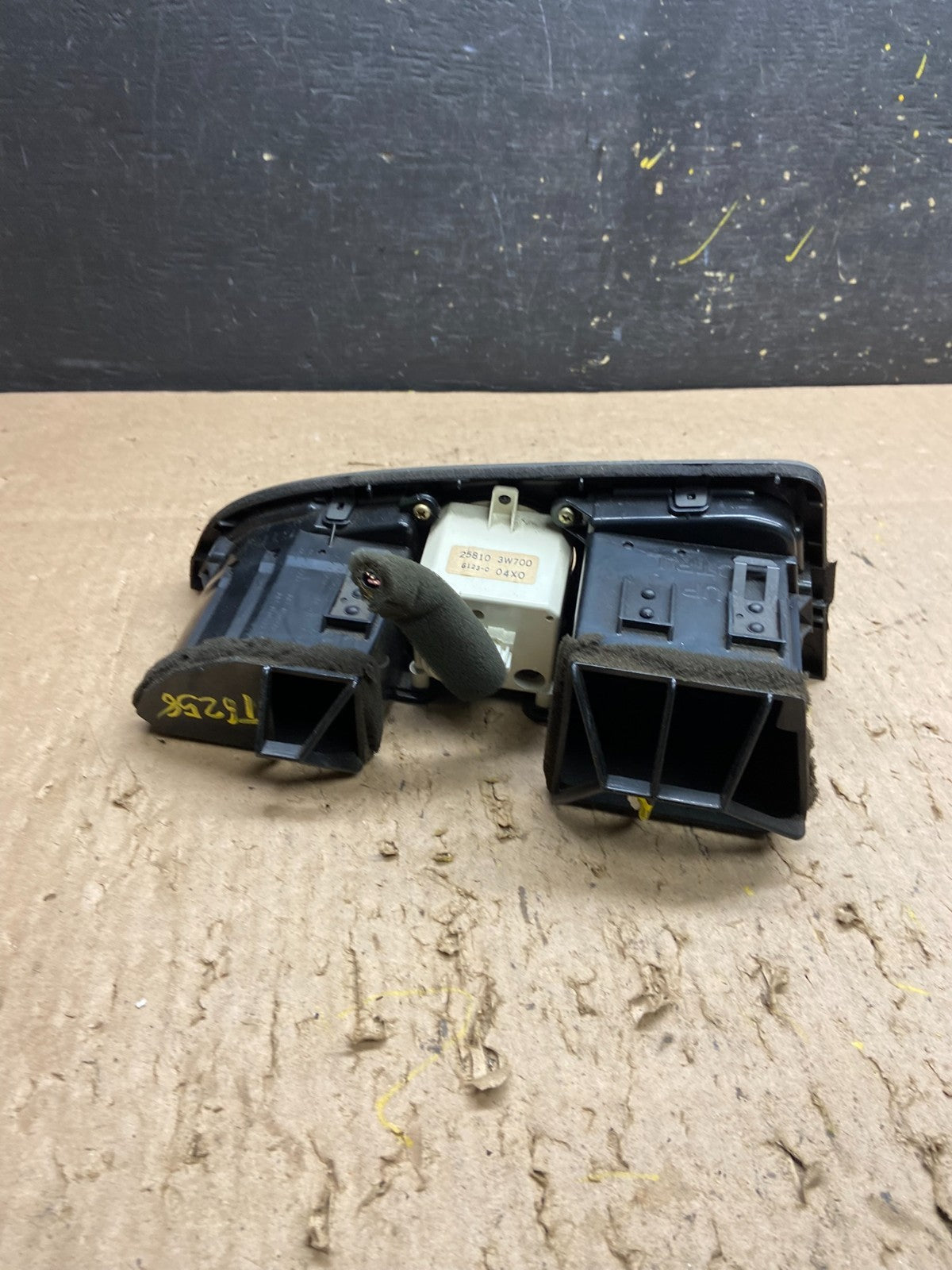 2001-2004 Nissan Pathfinder Center Console Air Vent T6258 DG3