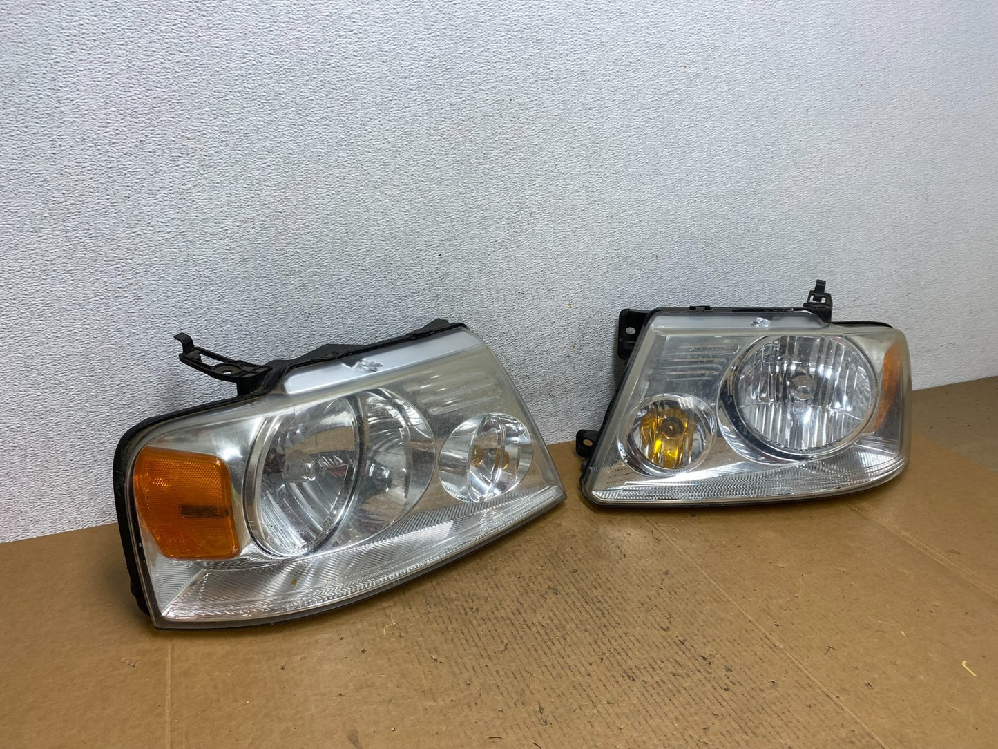 2004 to 2008 Ford F-150 F150 Left+Right Halogen Headlights AE0588 DW2