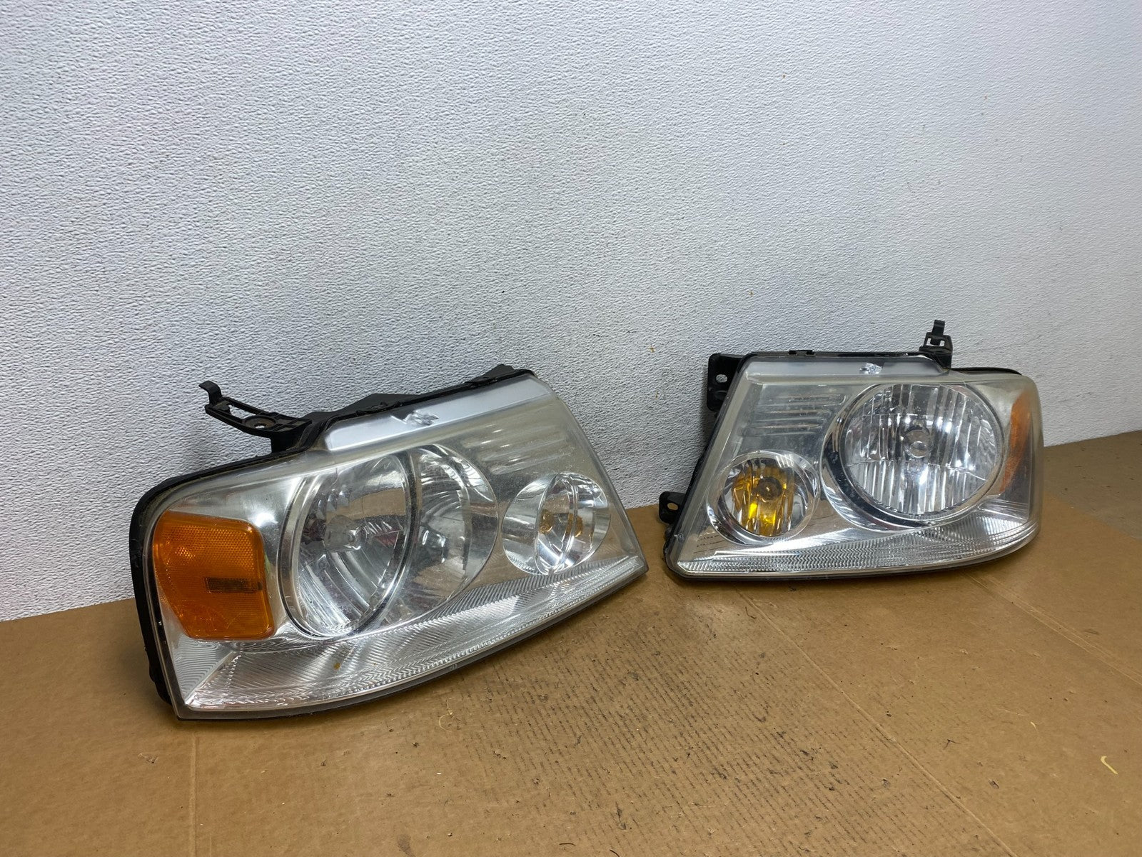 2004 to 2008 Ford F-150 F150 Left+Right Halogen Headlights AE0588 DW2