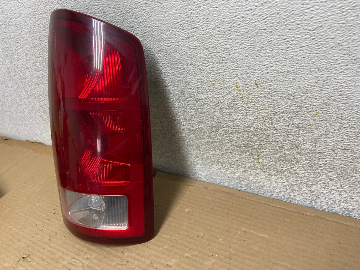2002 to 2006 Dodge Ram 1500 Right passenger Rh side Tail Light AH0615 LK2