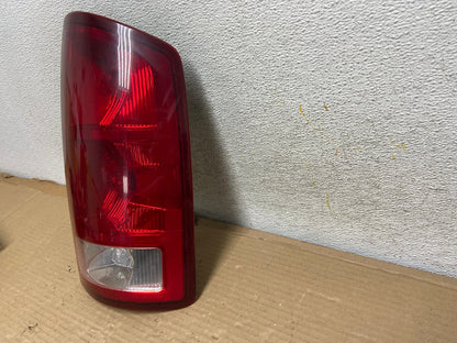 2002 to 2006 Dodge Ram 1500 Right passenger Rh side Tail Light AH0615 LK2