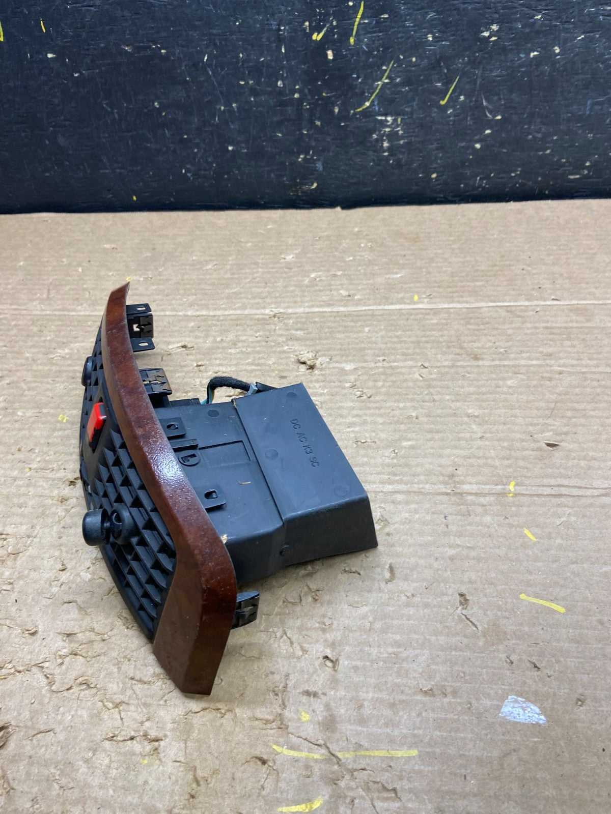 2004 to 2009 Cadillac SRX Front Center Dash A/C Air Vent w3031 DG2