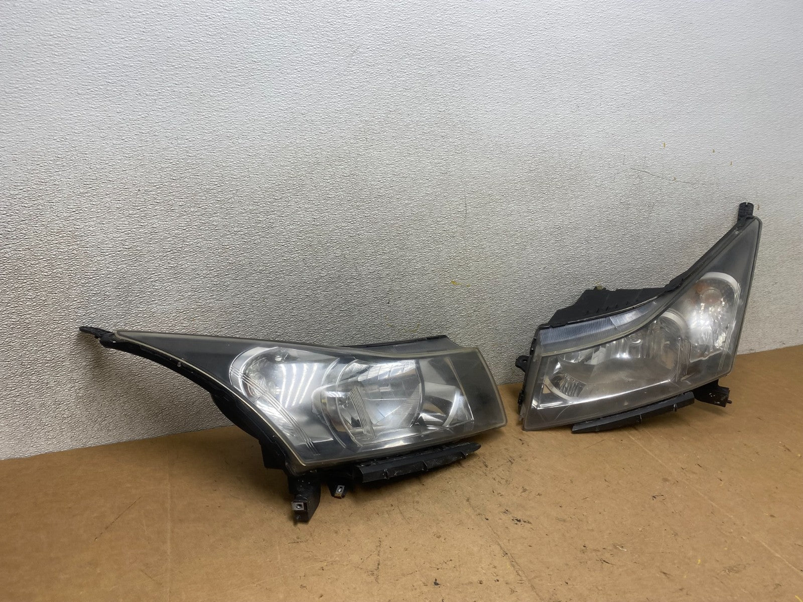2011 to 2015 Chevrolet Cruze Halogen Left+Right Set Headlights X5610 DW2