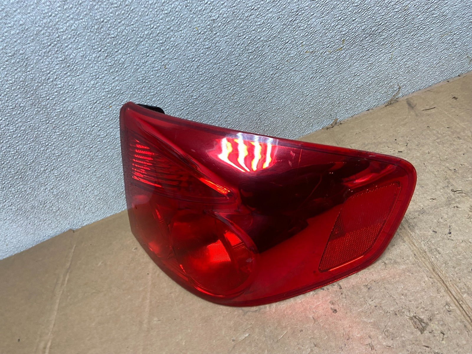 2005 to 2006 Infiniti G35 Right Passenger Side Tail Light OEM AA4019 DW1