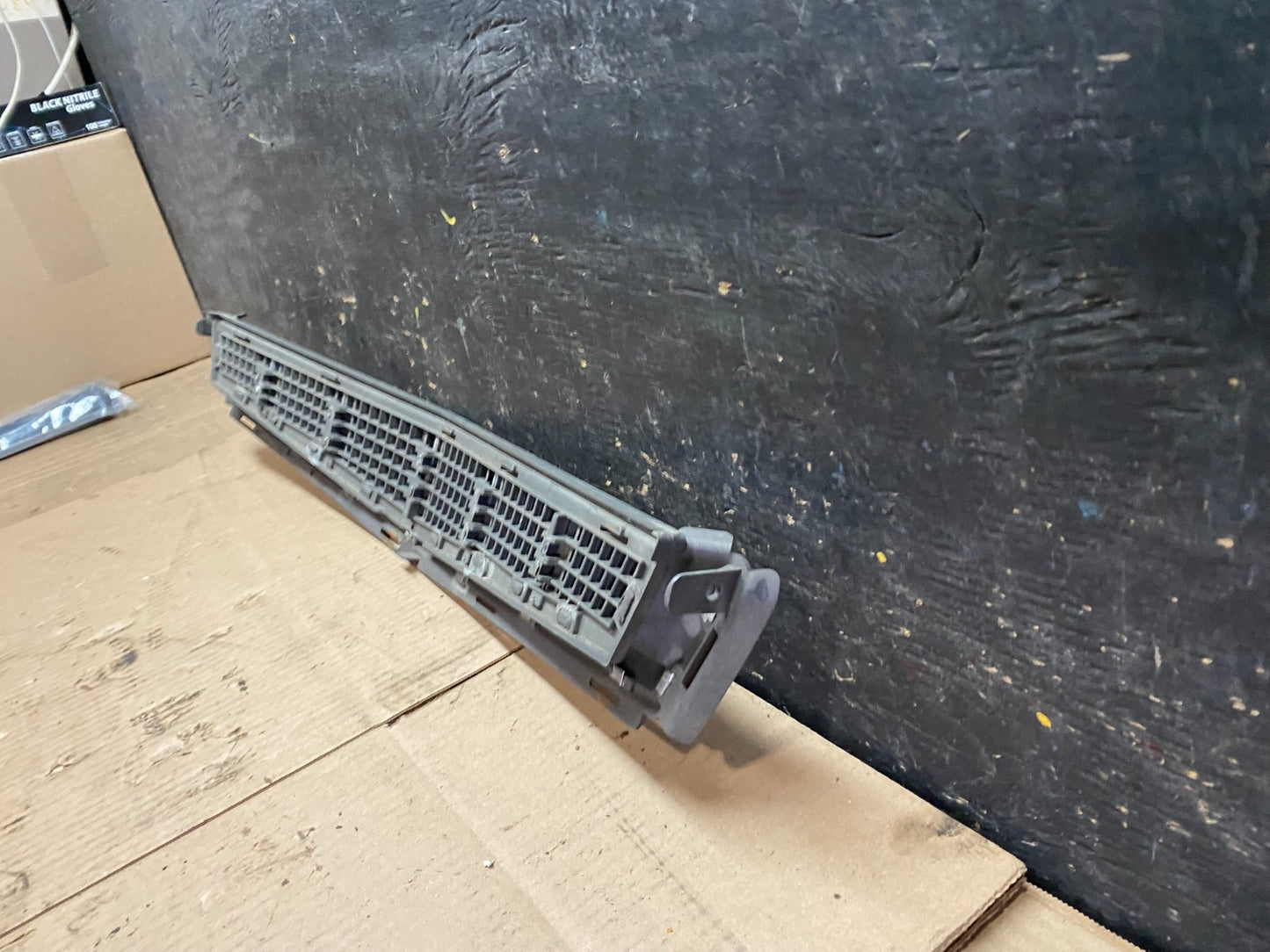 2008 to 2011 Cadillac Cts front Lower Grill Grille W2549 DG4