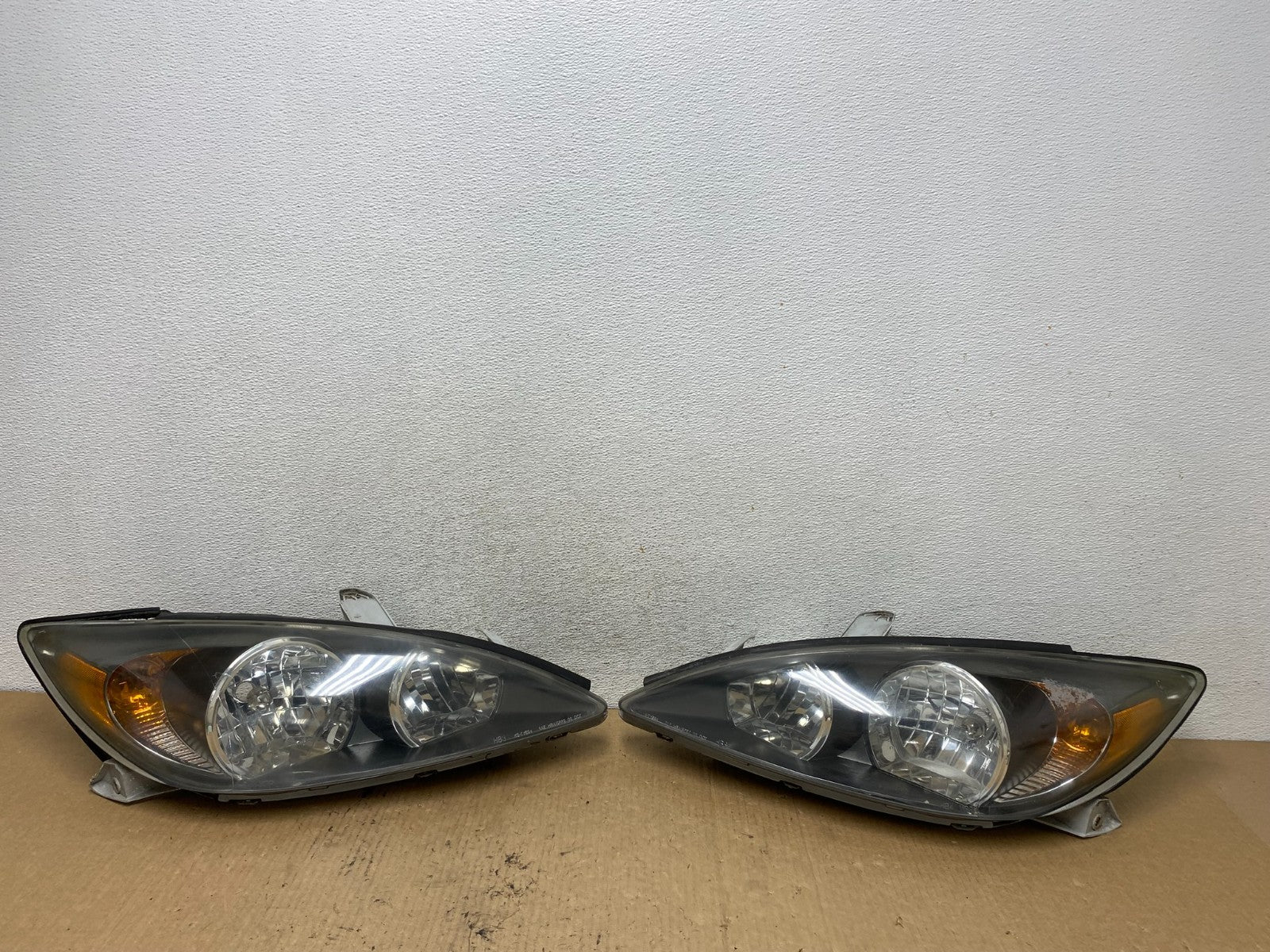 2002 2003 2004 Toyota Camry Left+Right Set Side Halogen Headlights AG2367 DW0