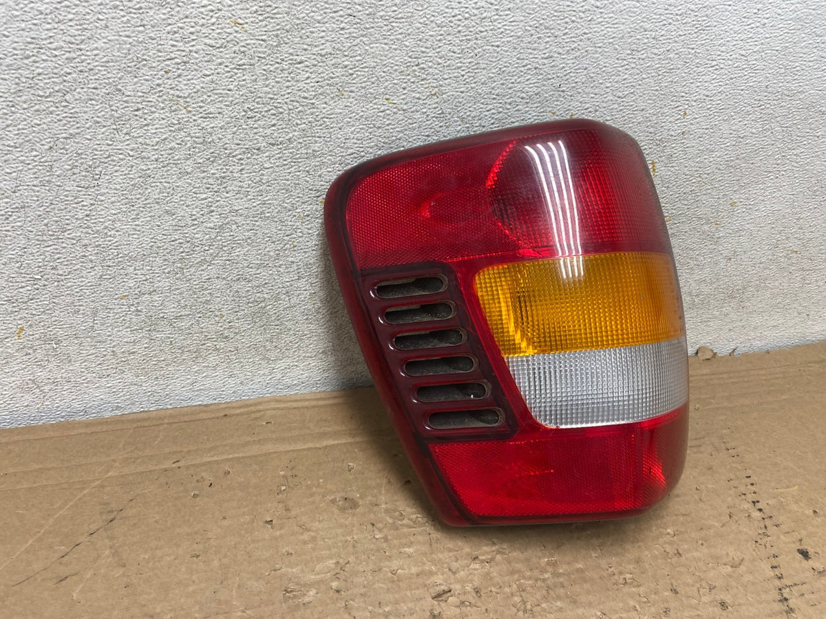 1999 - 2004 Jeep Grand Cherokee WJ Left Driver Lh Tail Light AH9178 LK1