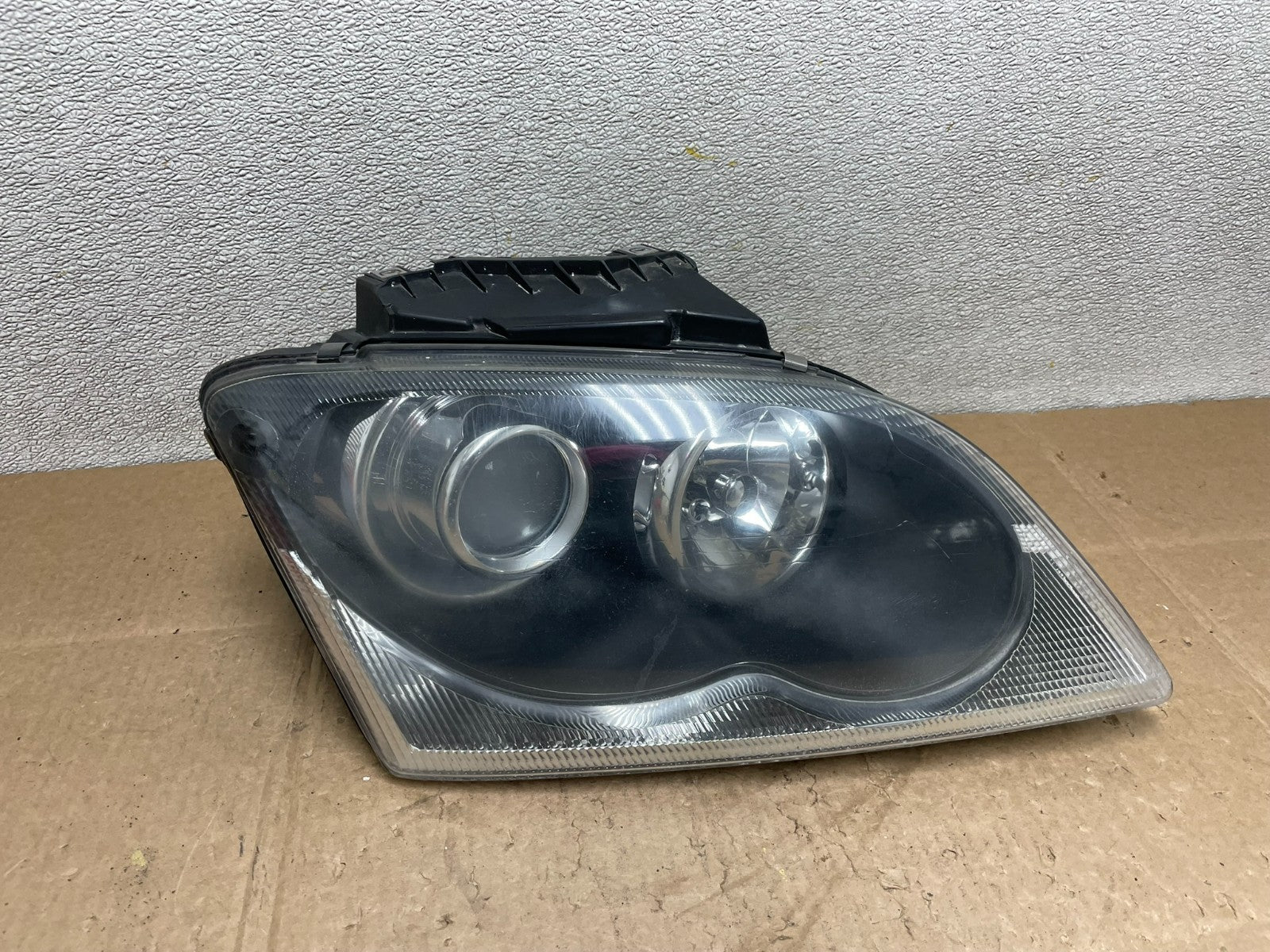 2004 to 2006 Chrysler Pacifica Headlight Right Passenger Xenon OEM Y8907 DW0