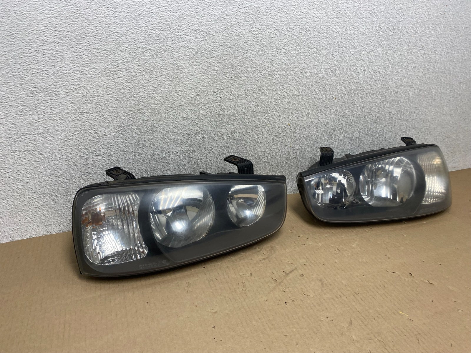 2001 2002 2003 Hyundai Elantra Left+Right Side Set Halogen Headlights AG5887 DW2