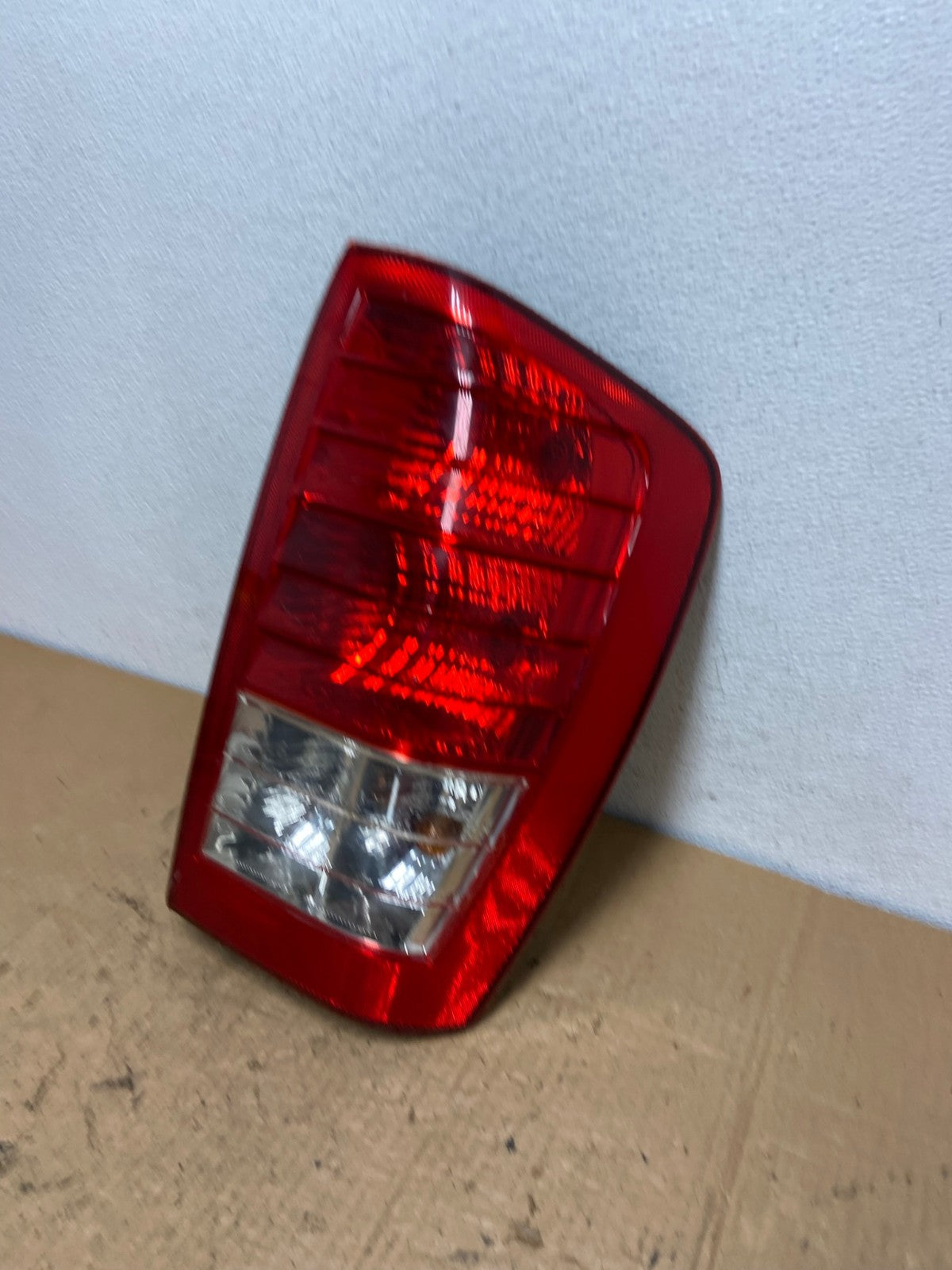 2007 2010 Hyundai Entourage Right Passenger RH Tail Light AC8243 LK1