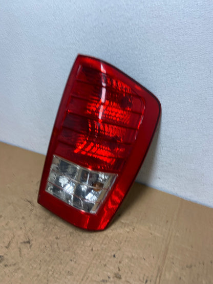 2007 2010 Hyundai Entourage Right Passenger RH Tail Light AC8243 LK1