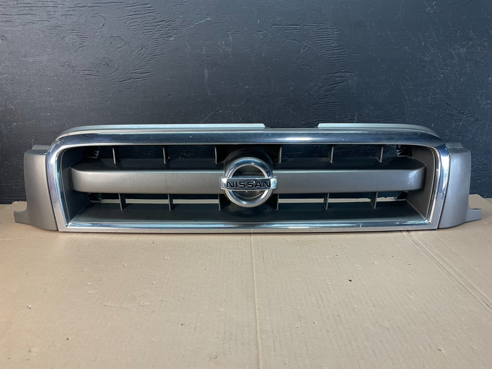 2002 2003 2004 Nissan Pathfinder Front Upper Grill Grille AD8383 DG0