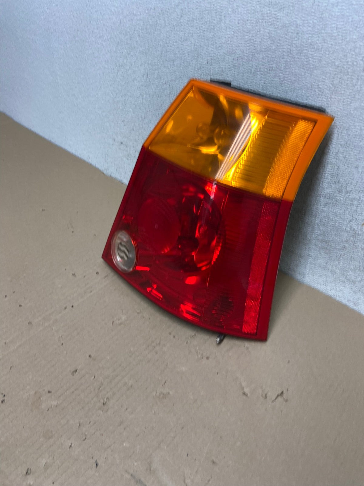 2004 to 2006 Chrysler Pacifica Right Passenger Rh Side Tail Light AG6870 LK1