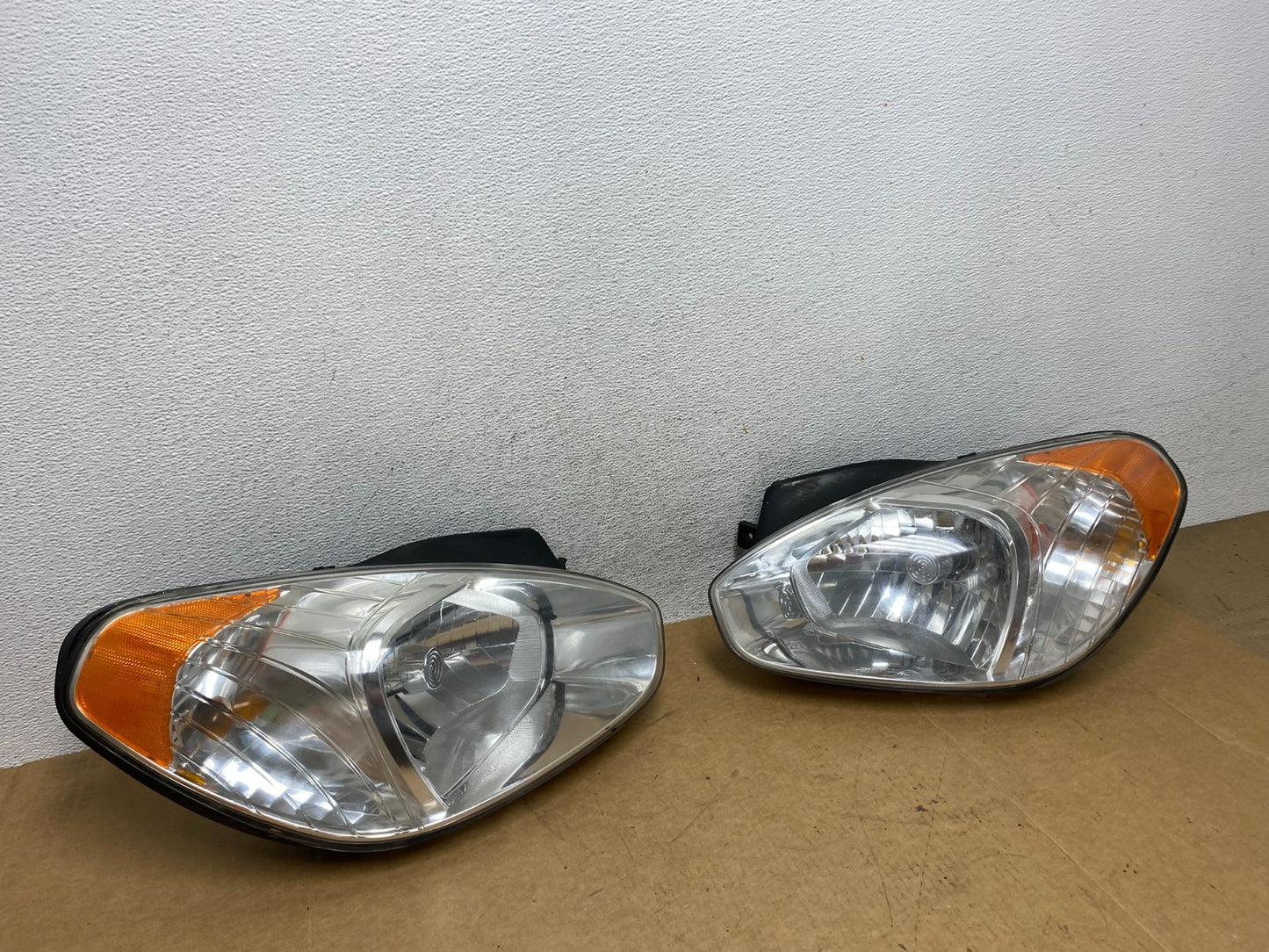 2006 to 2011 Hyundai Accent Sedan Left+Right Halogen Headlights AE2997 DW2