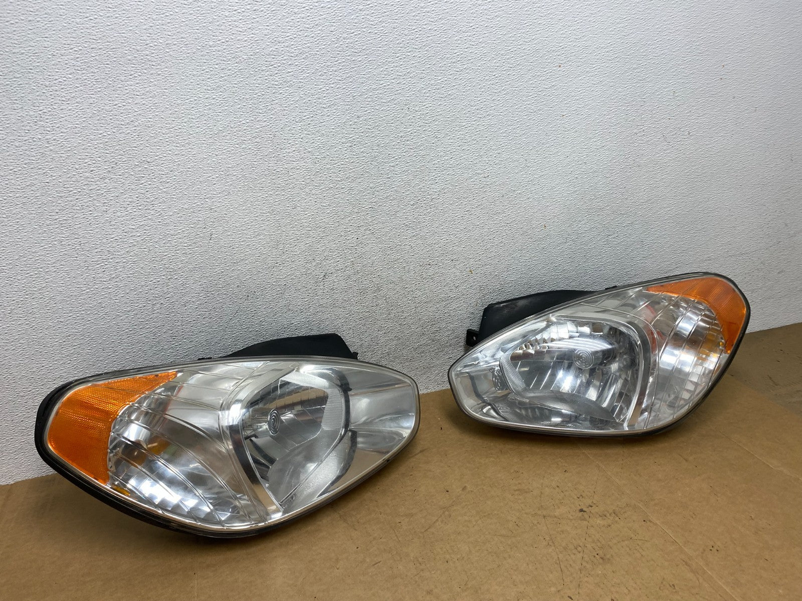 2006 to 2011 Hyundai Accent Sedan Left+Right Halogen Headlights AE2997 DW2
