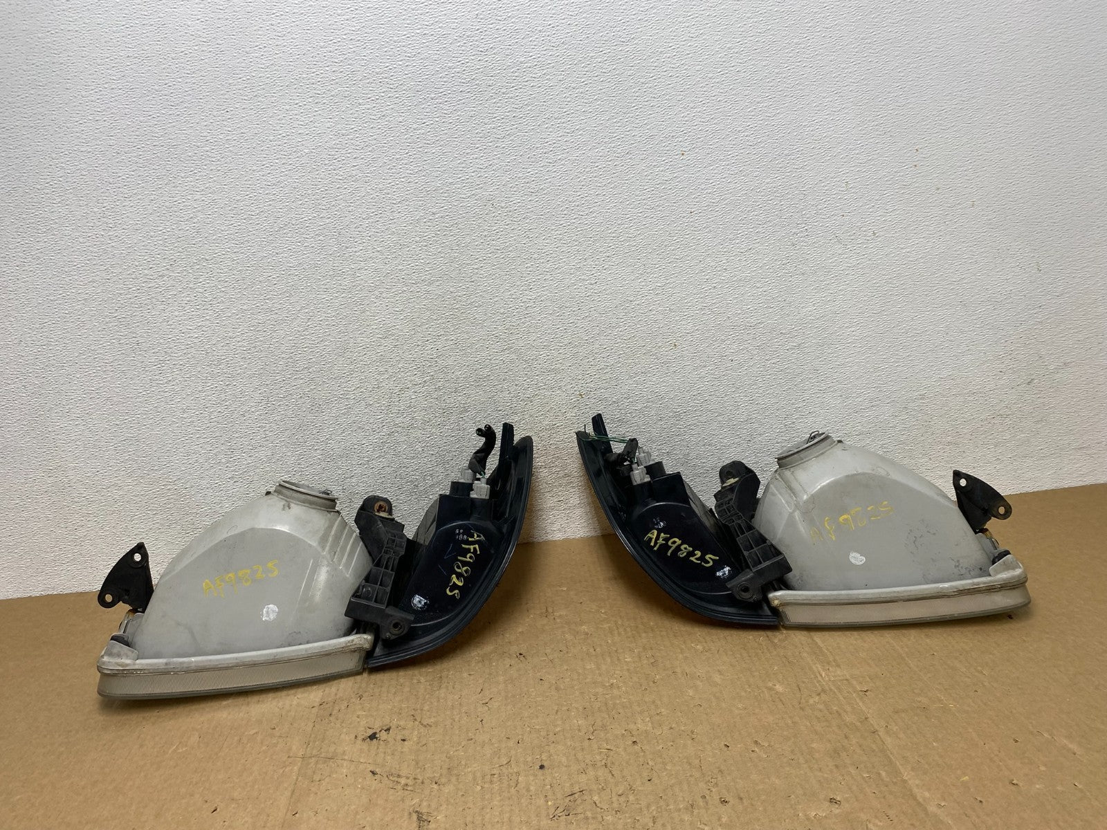 2001-2004 Toyota Sequoia Left+Right Side Halogen Headlights AF9825 DW8