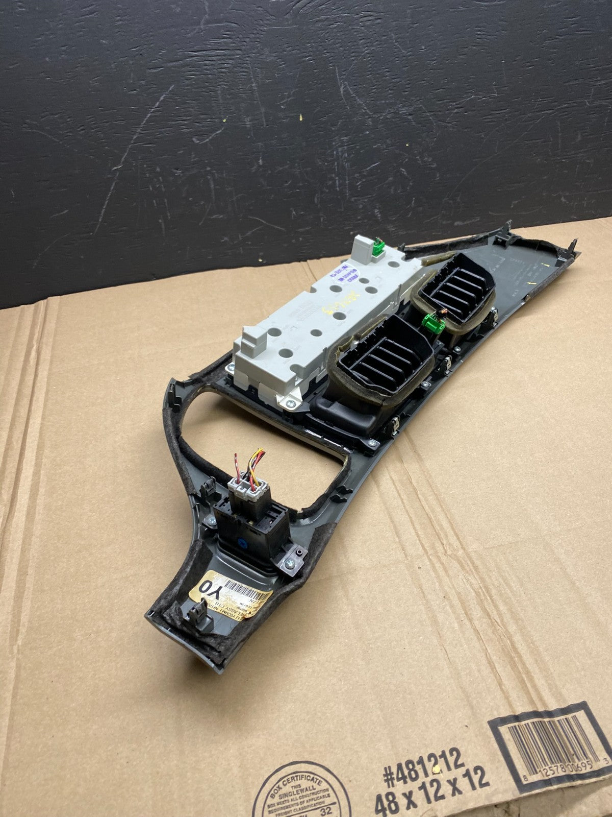 2005 to 2010 Honda Odyssey  Radio Climate Control Dash Trim Bezel ab8633 DG4
