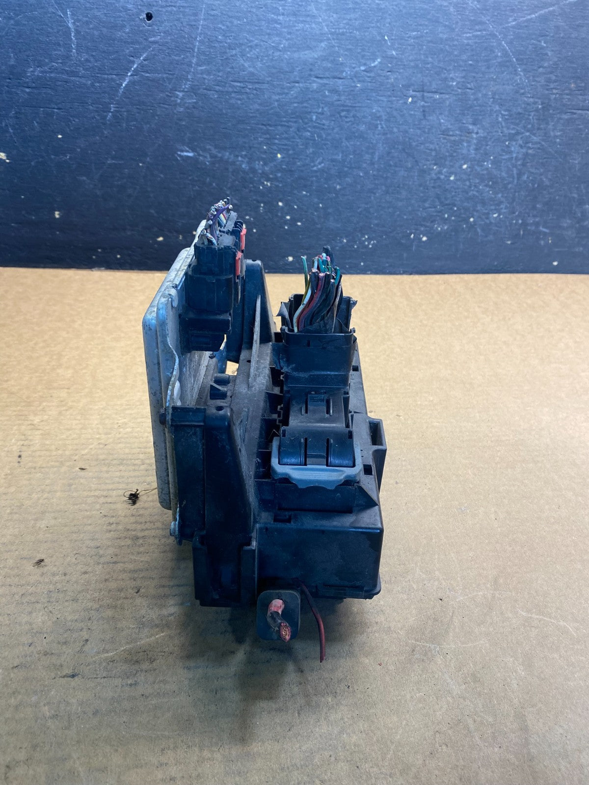 2004 2005 Dodge Durango  Fuse Box Relay Unit Module Body Control AA0922 DG2