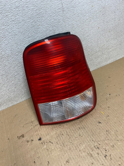 2002 Kia Sedona Right Passenger RH Side Tail Light Oem r8262 DG2