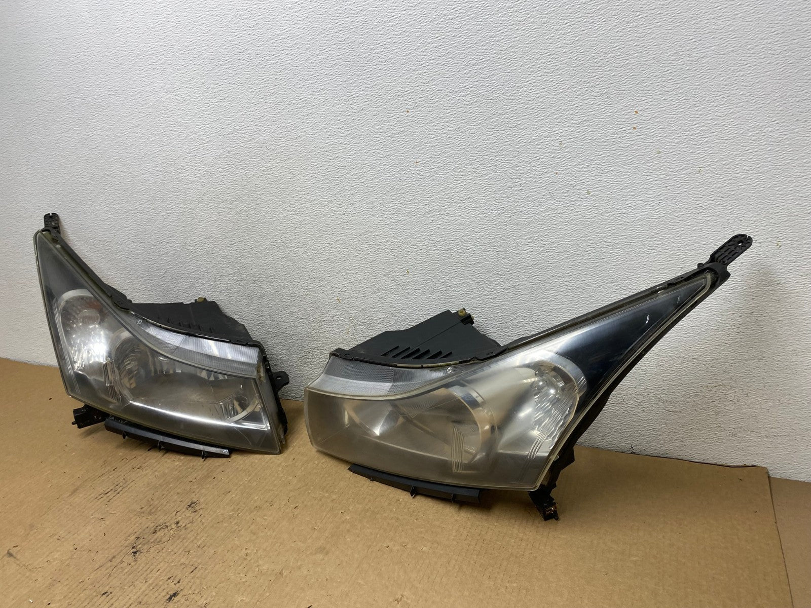 2011 to 2015 Chevrolet Cruze Halogen Left+Right Set Headlights AG2154 LK1