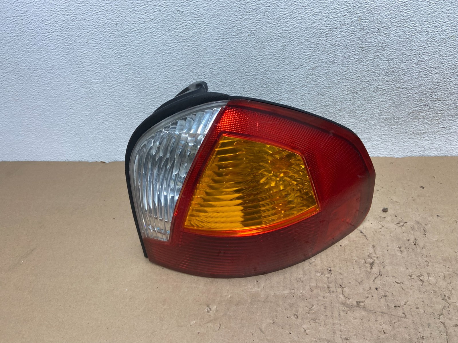 2001 - 2004 Hyundai Santa Fe Right Passenger Rh Side Tail Light AG4438 LK0