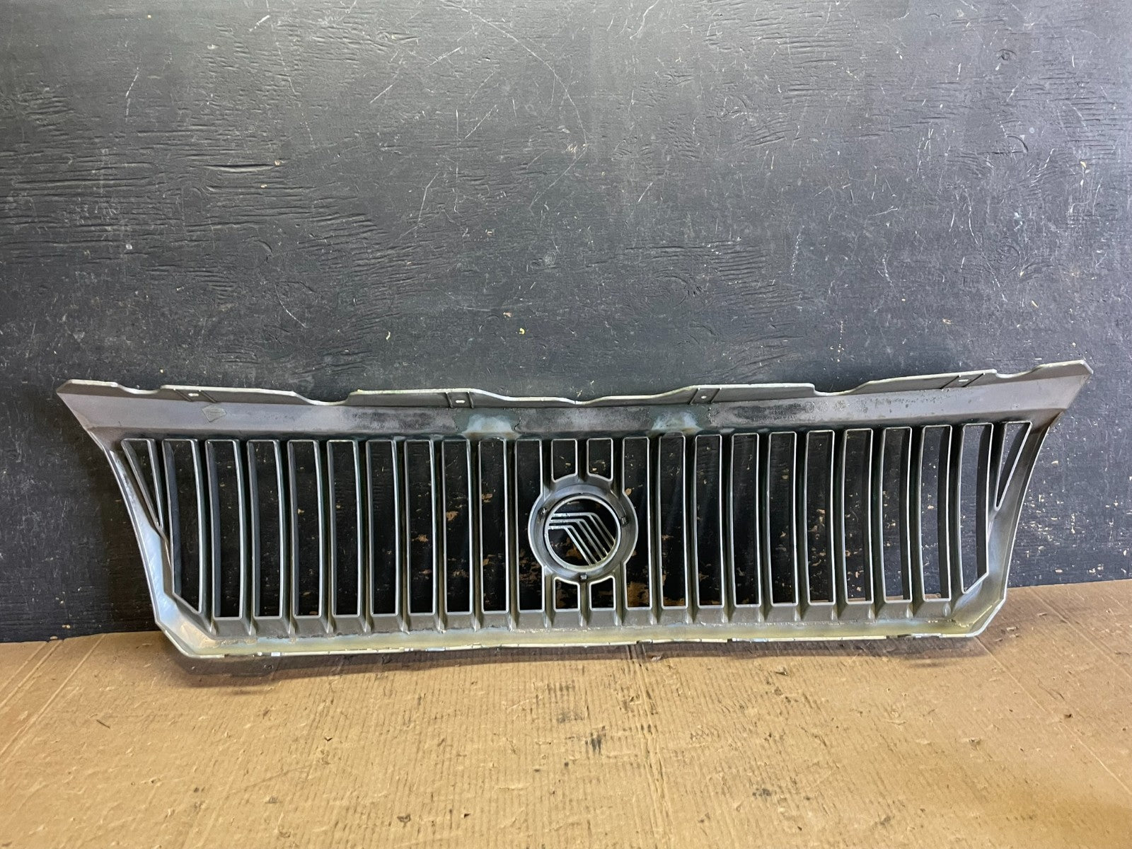 2002 to 2005 Mercury Mountaineer Front Upper Grill Grille Oem z8135 DG3