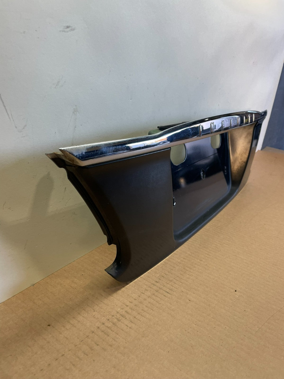 2000 2001 Infiniti I30 Rear Trunk Deck Finish Panel License Plate Trim AJ1052 DG2