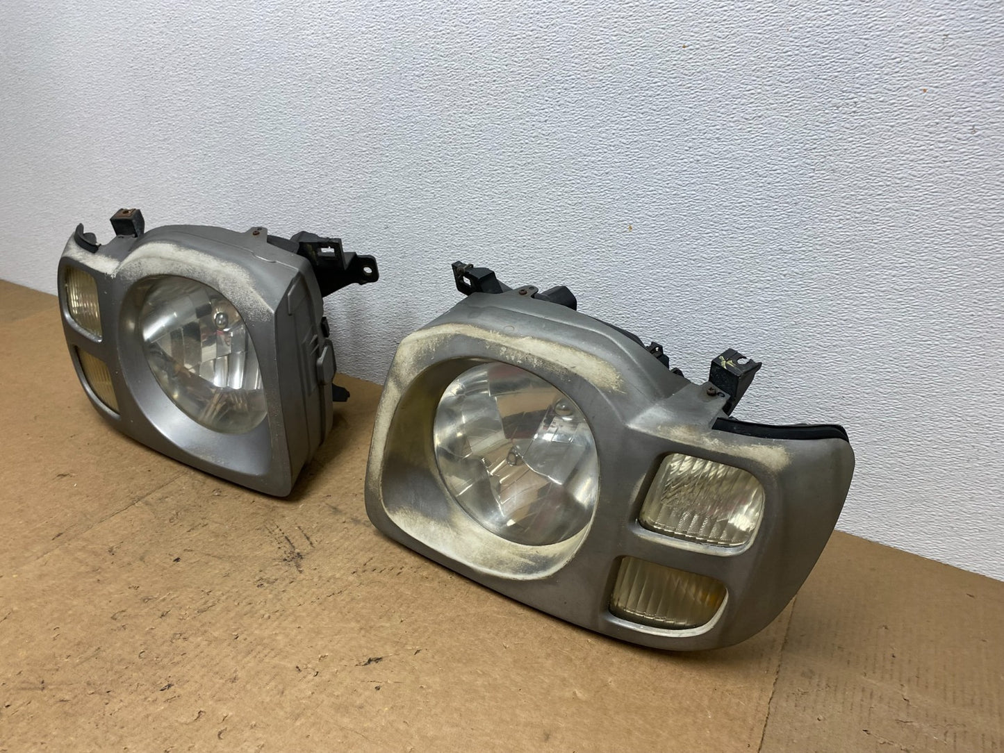 2002 2003 2004 Nissan Xterra Left+Right Side Headlights OEM AC3484 DW1