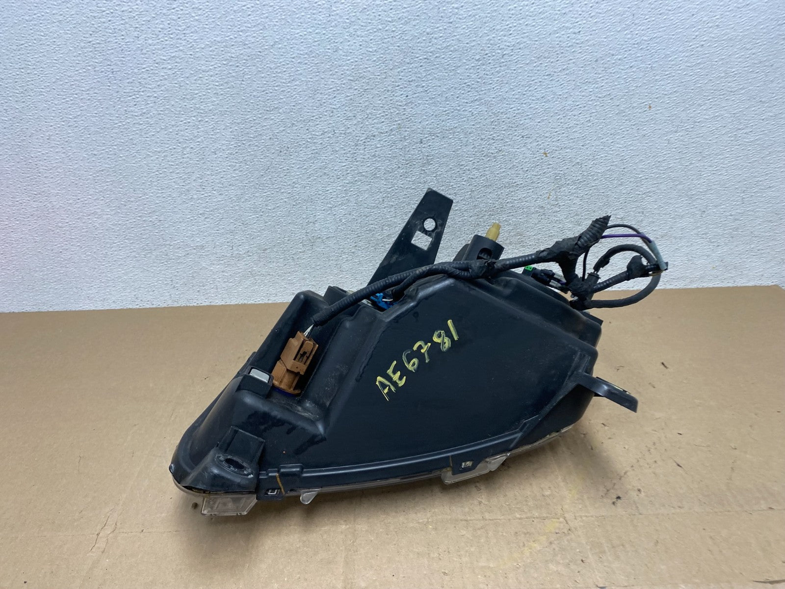 2011-2013 Jeep Grand Cherokee Right Passenger Halogen Headlight AE6781 DW8