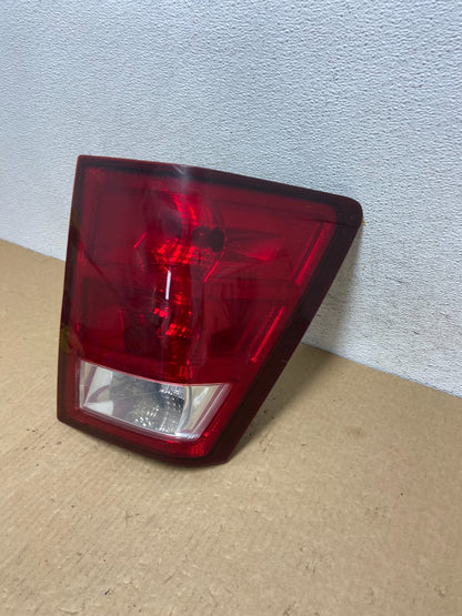 2005 - 2006 Jeep Grand Cherokee Right Passenger Rh Side Tail Light AF9649 DW1
