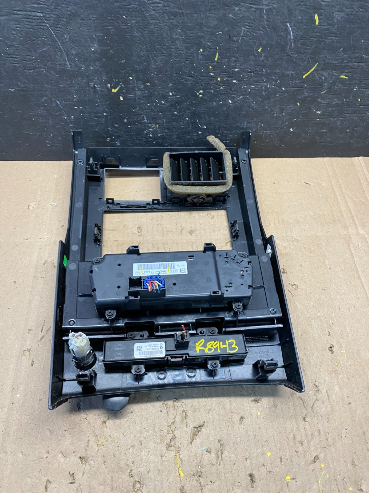 2008 to 2012 Jeep Liberty Dash Climate Temperature Control Radio Bezel R8943 DG4