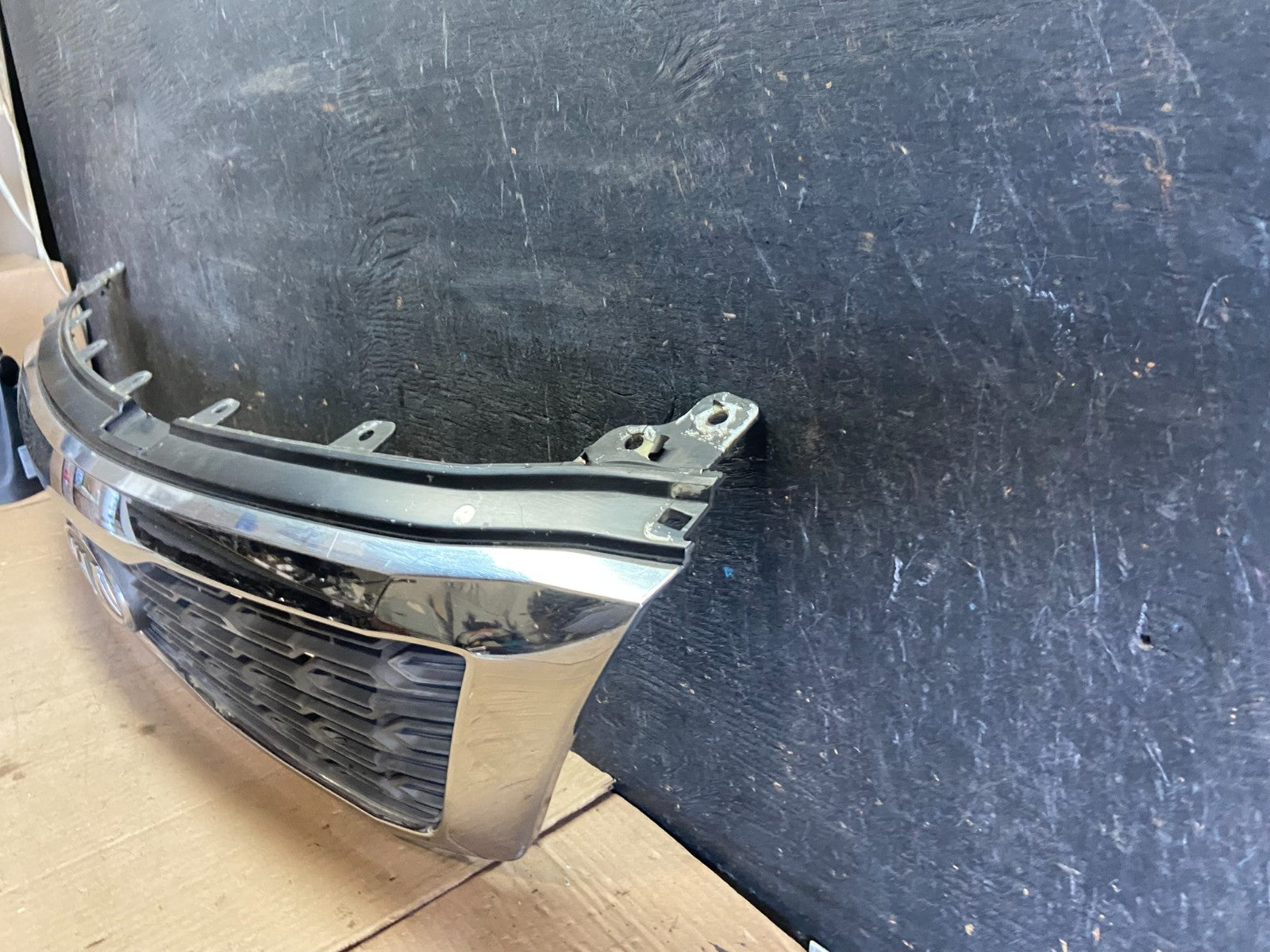 2011 to 2012 Kia Sedona Front Upper Grill Grille OEM Q5685 DG1