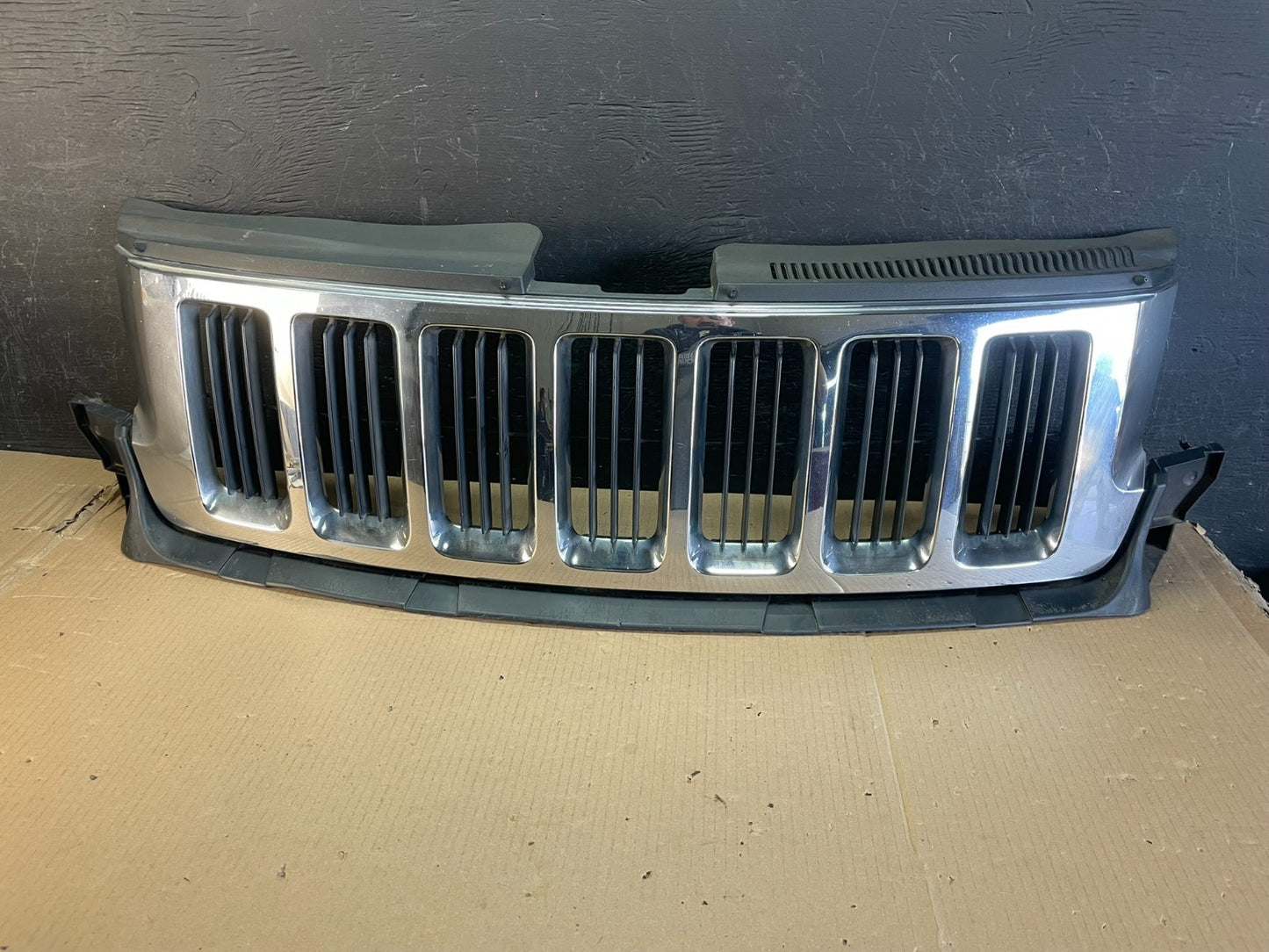 2011 to 2013 Jeep Grand Cherokee Front Upper Grill Grille AE3592 DG0