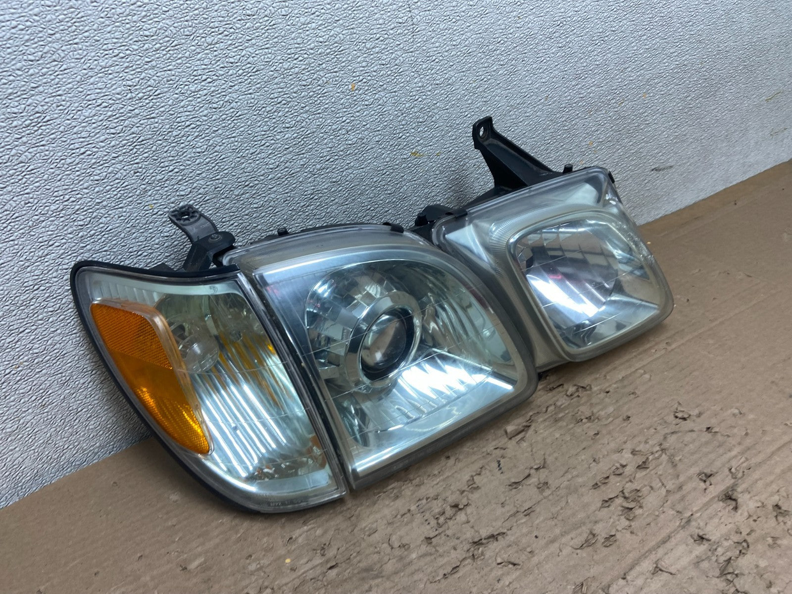2003 to 2007 Lexus LX470 Right Passenger Side Halogen Headlight  OEM AB1633 DG2
