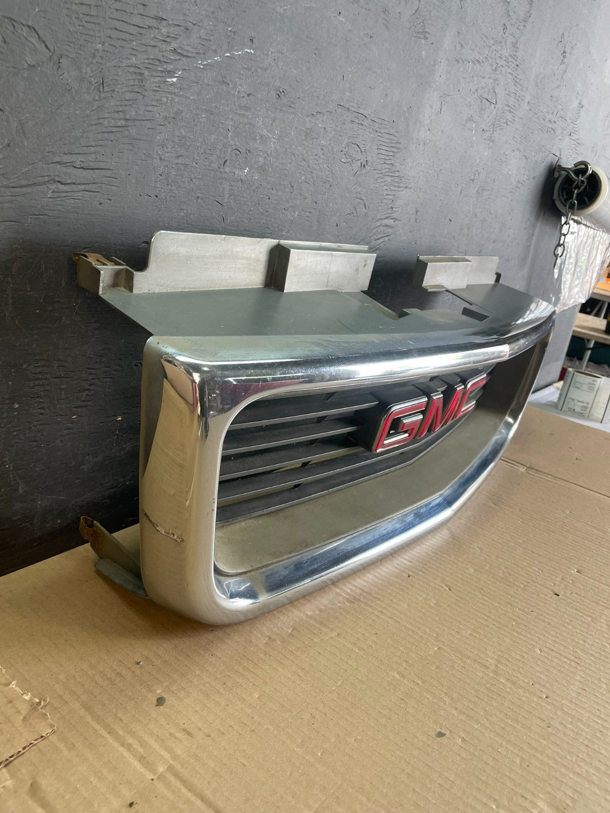 1998 to 2005 GMC Jimmy Sonoma Front Grille Grill AE3521 DG2