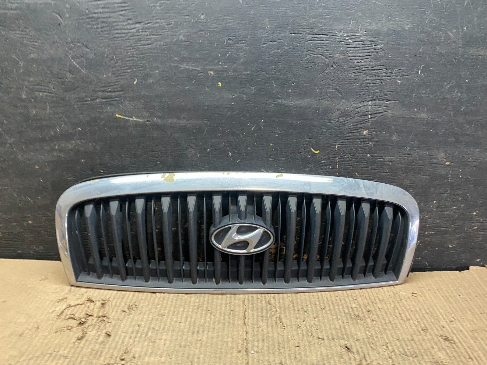 2001 to 2005 Hyundai Sonata Front Upper Grille Grill Bumper V4329 OEM GD0