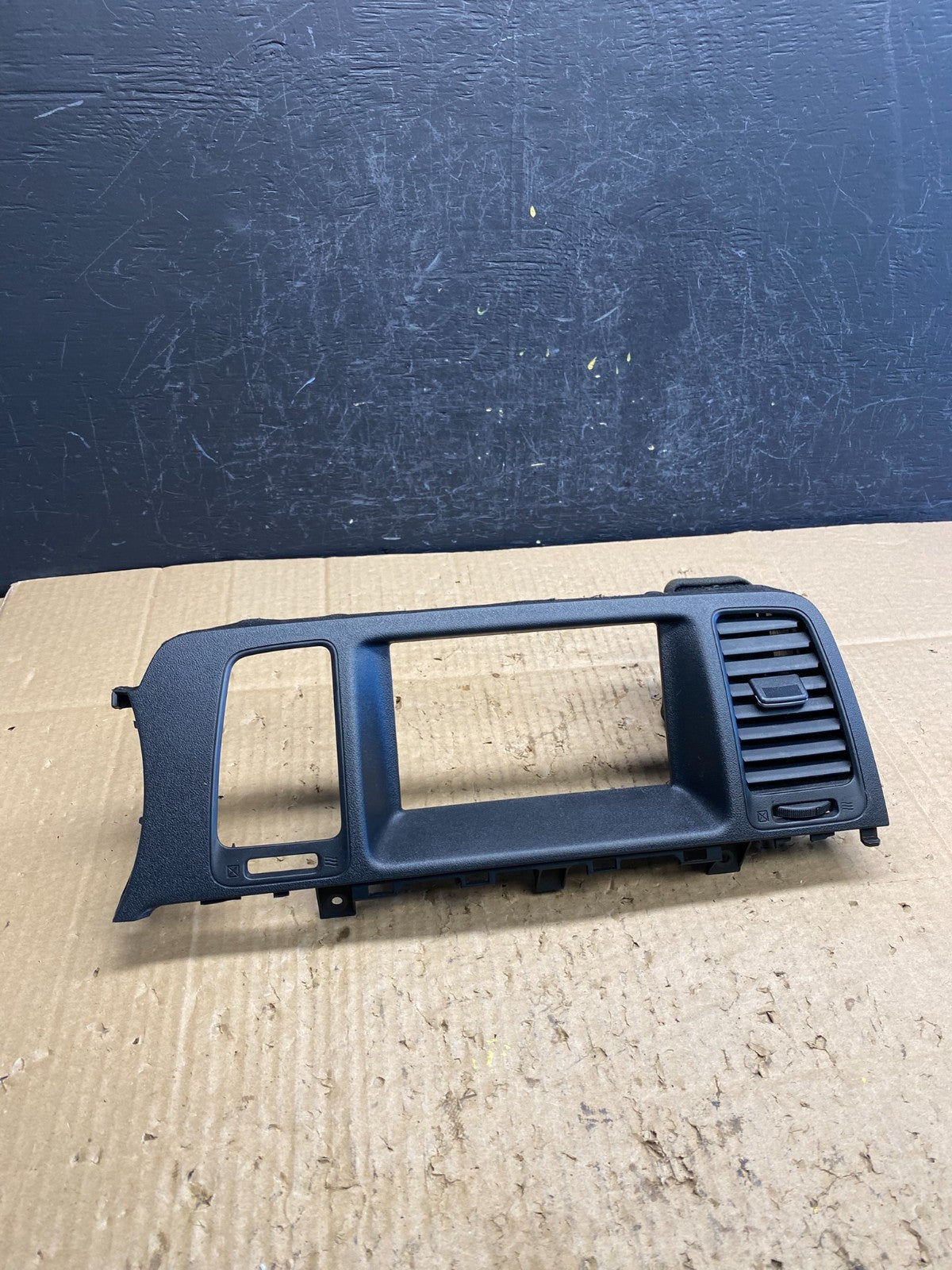 2009-2010 Nissan Murano Radio Center Console Display Bezel Air Vent OE AD1893 DG0