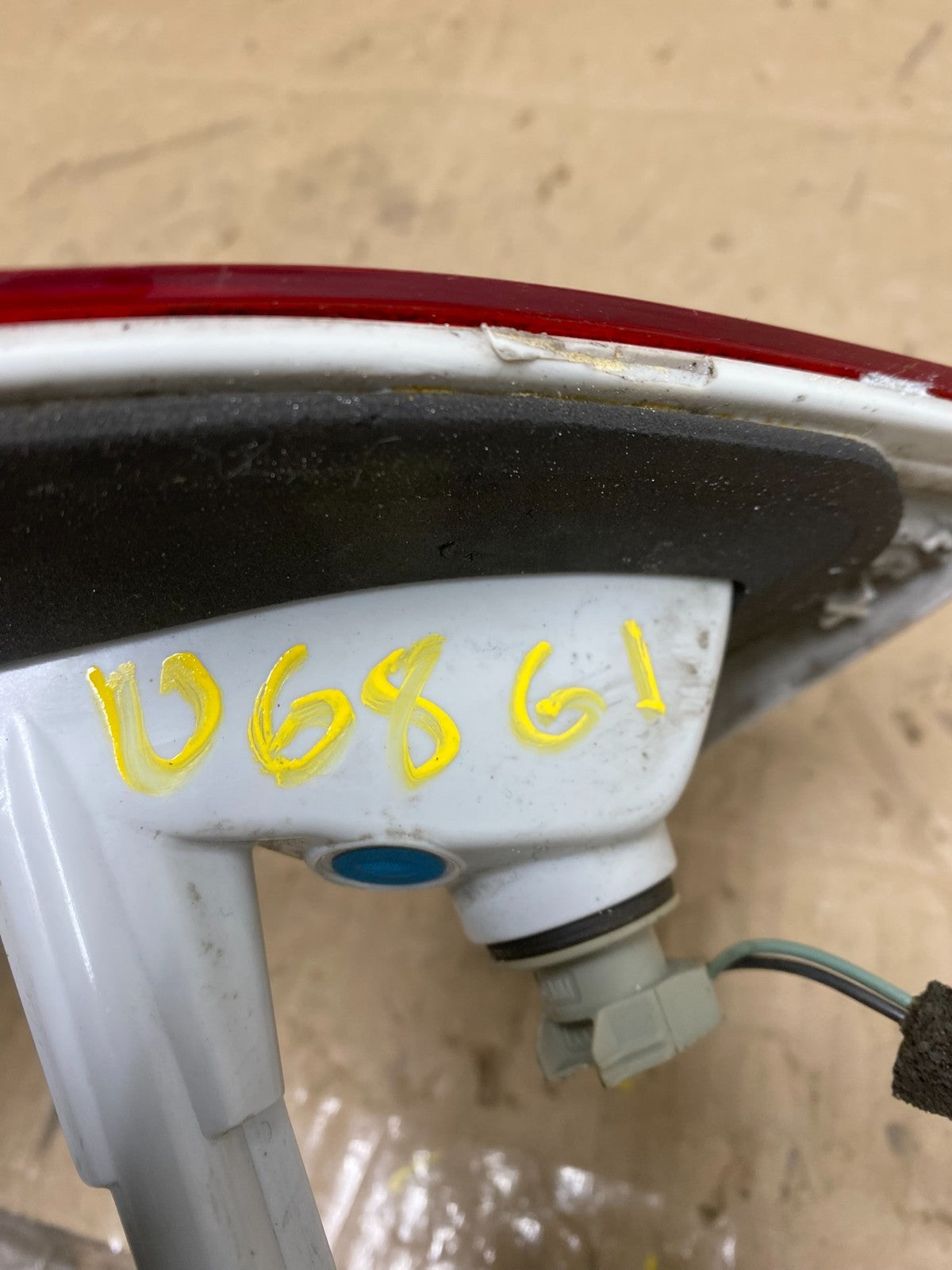 2013 to 2016 Ford Escape Right Passenger RH Side Inner Tail Light U6861 DW6