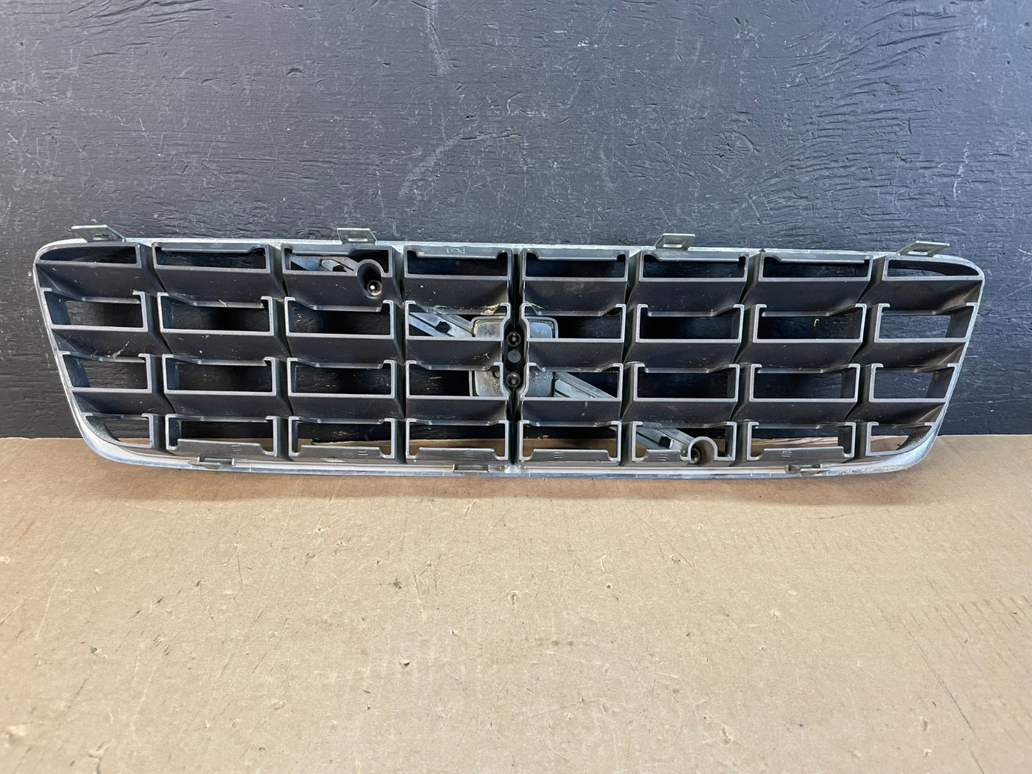 2001 to 2004 Volvo XC70 Front Upper Grill Grille AD5737 DG3