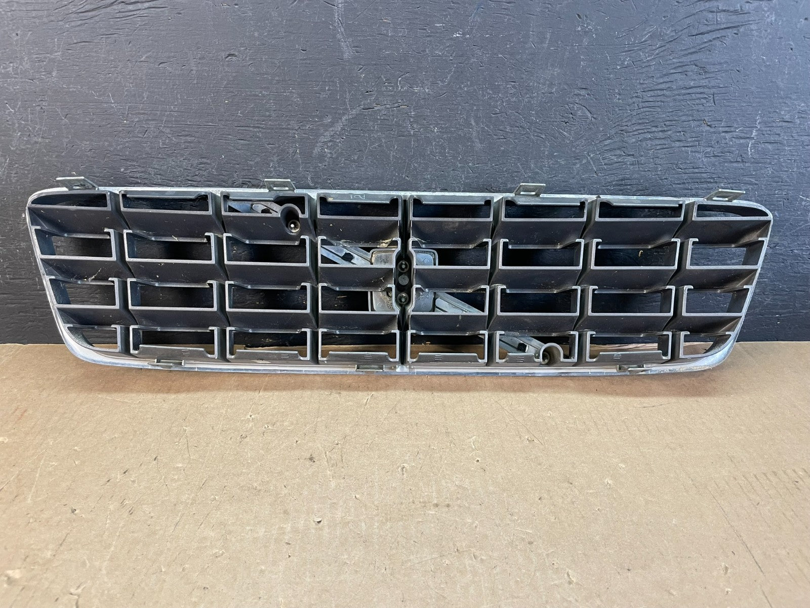 2001 to 2004 Volvo XC70 Front Upper Grill Grille AD5737 DG3